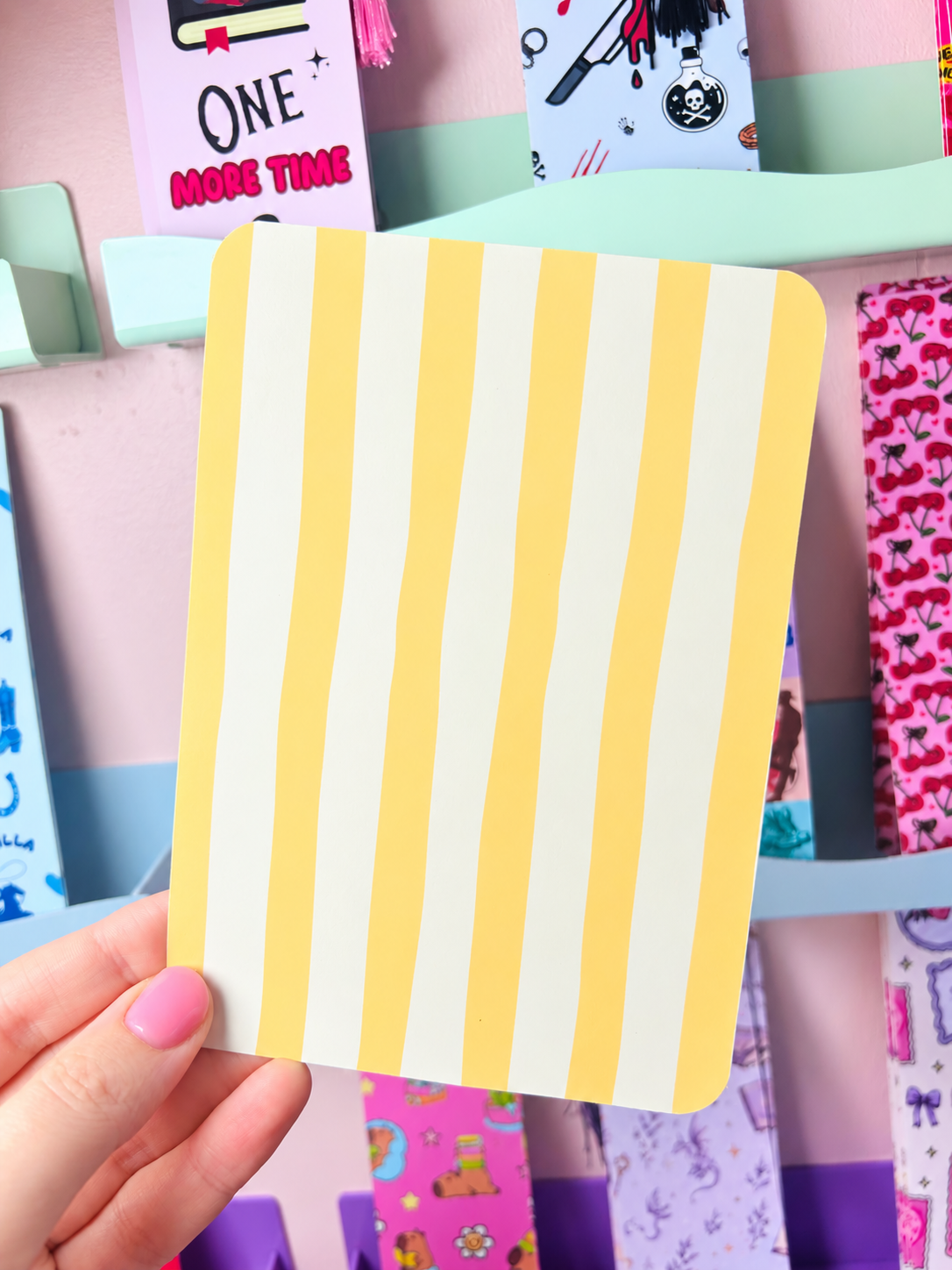 Double-sided Kindle insert with yellow striped design on clear back panel