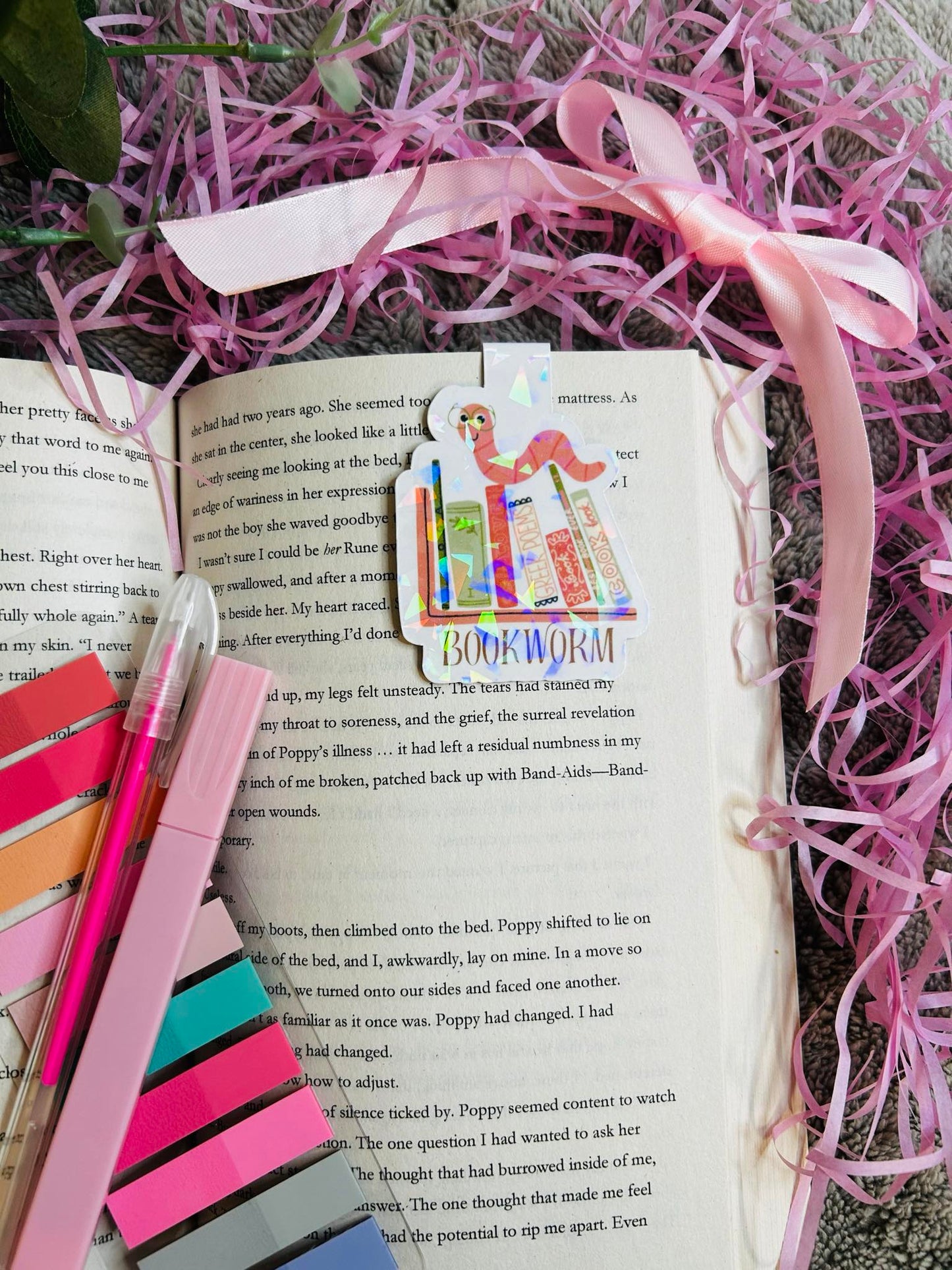 Magnetic bookmark with a charming 'Bookworm' design, with a stack of books