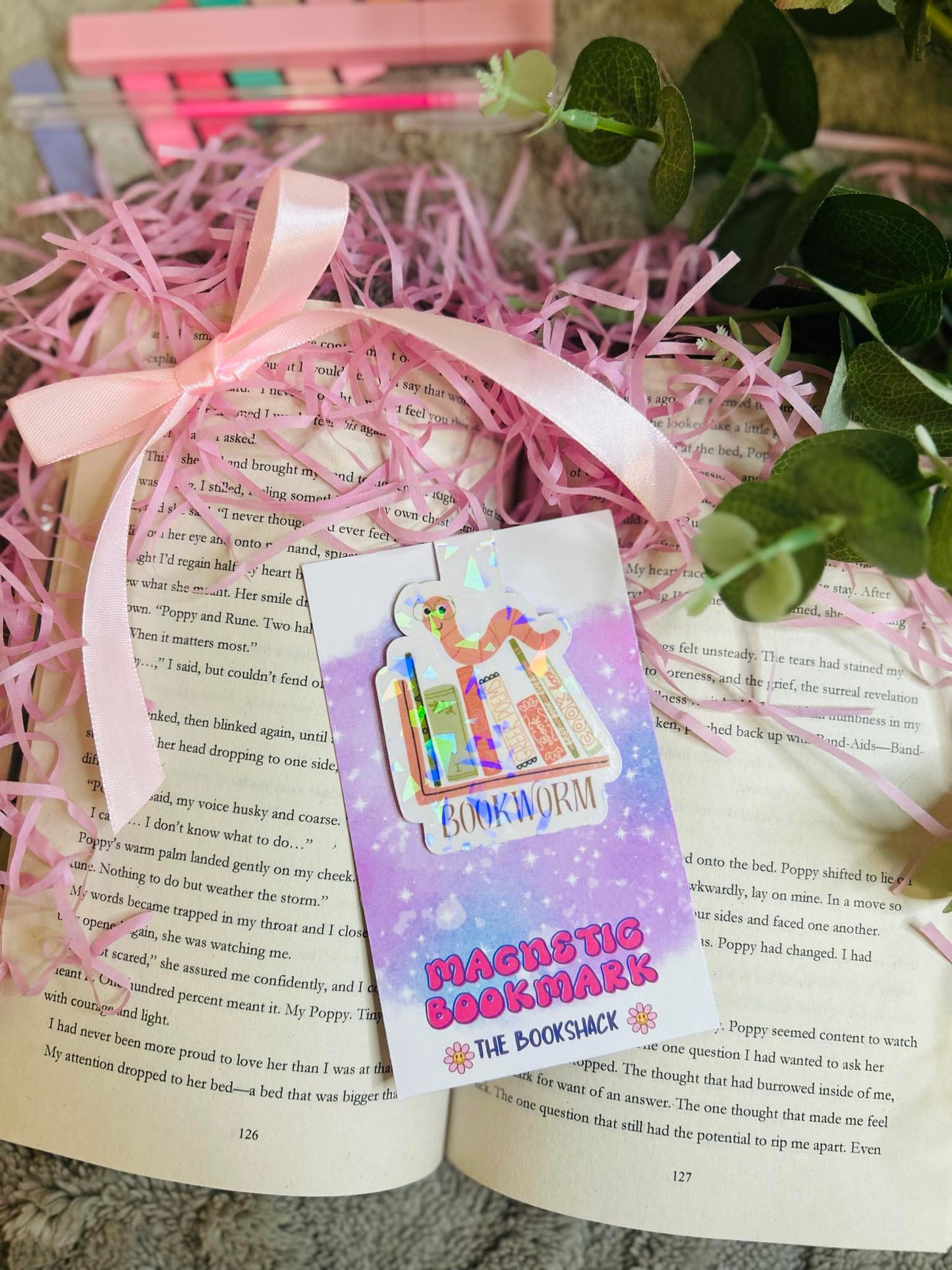 Magnetic bookmark with a charming 'Bookworm' design, with a stack of books